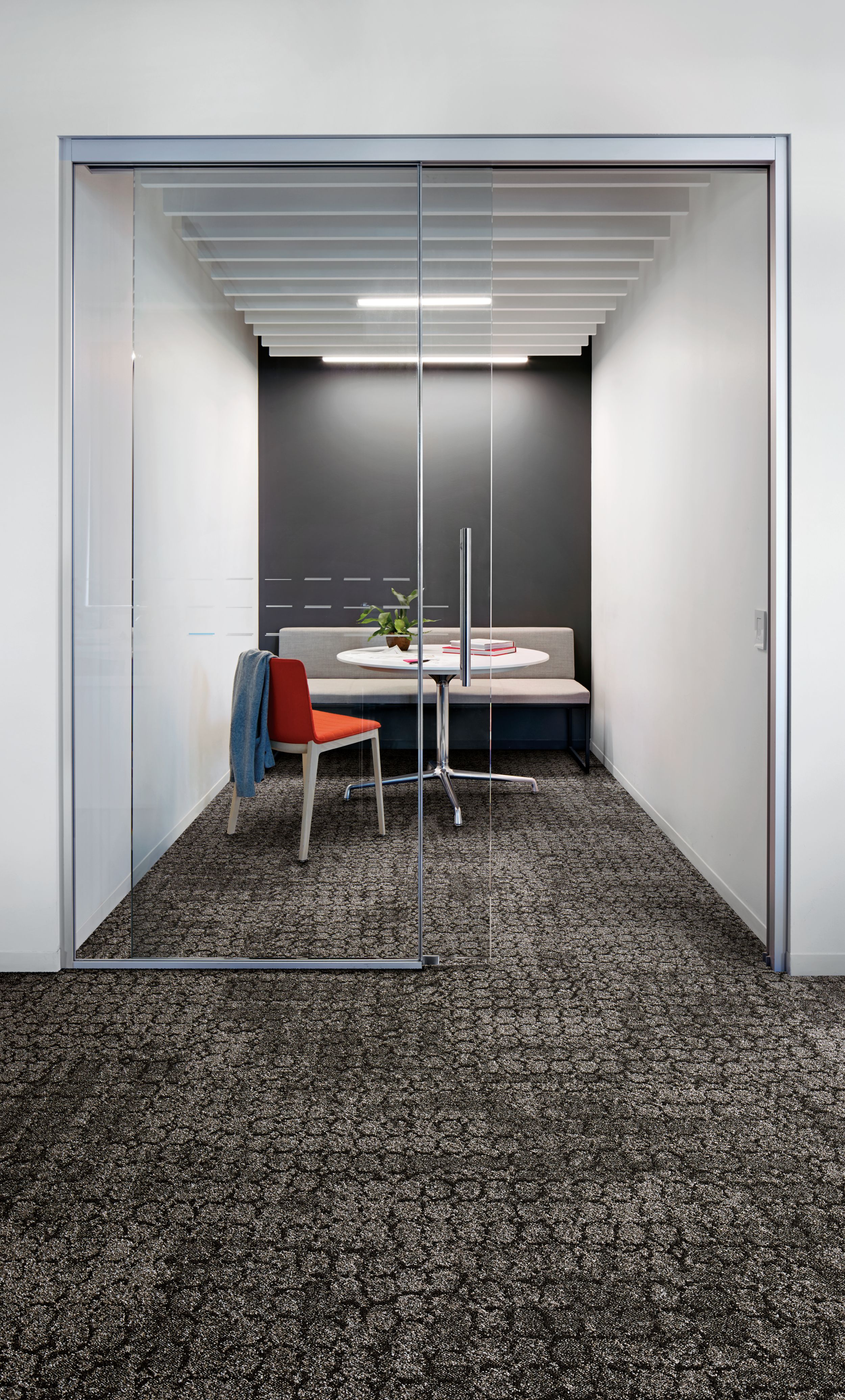 Interface Mercer Street carpet tile in seating room with sliding glass door numéro d’image 1
